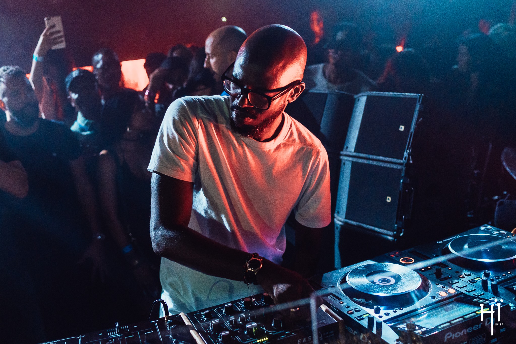 Black coffee dj. Блэк кофе диджей. Black Coffee DJ что с рукой. Черный диджей. DJ Black Coffee без руки.